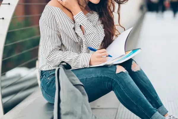 Dekoratives Bild einer schreibenden Frau